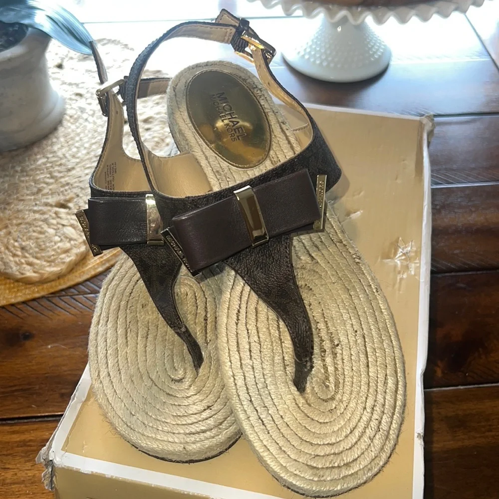 Mk sandals like new conditions used twice - Picture 3 of 3